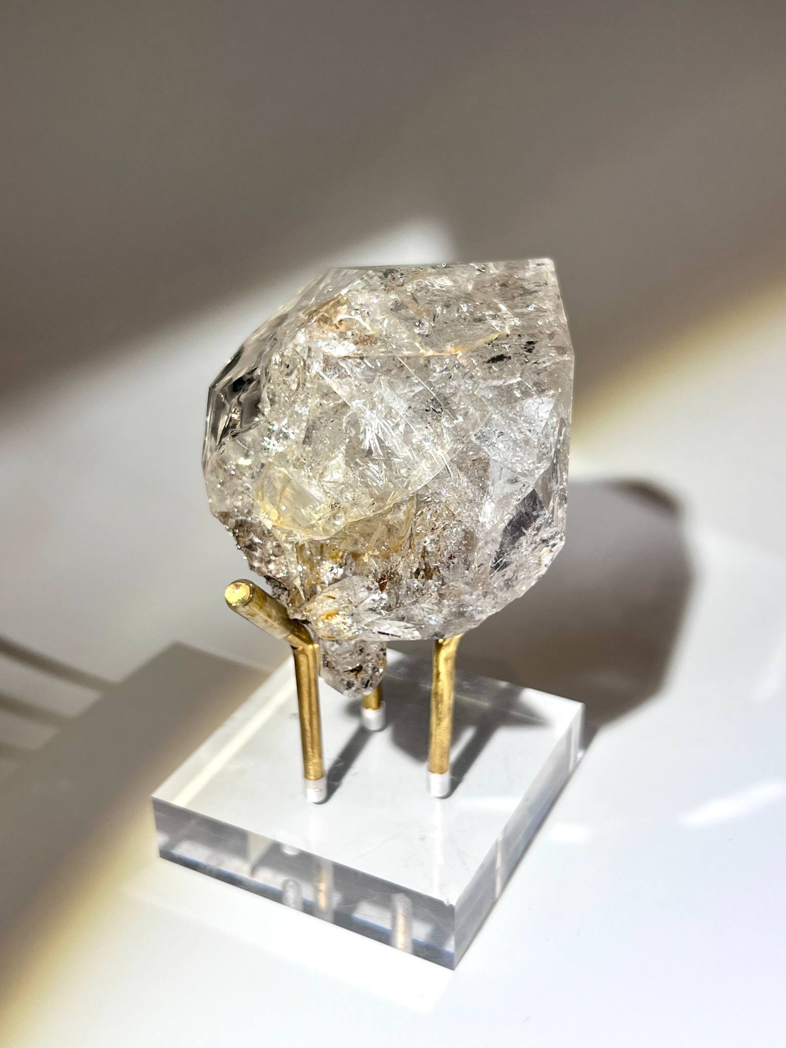 美國閃靈鑽 Herkimer Diamond，肥厚重手晶體，四面比例平均，內部具大量爆裂彩虹、冰裂紋及天然內涵物