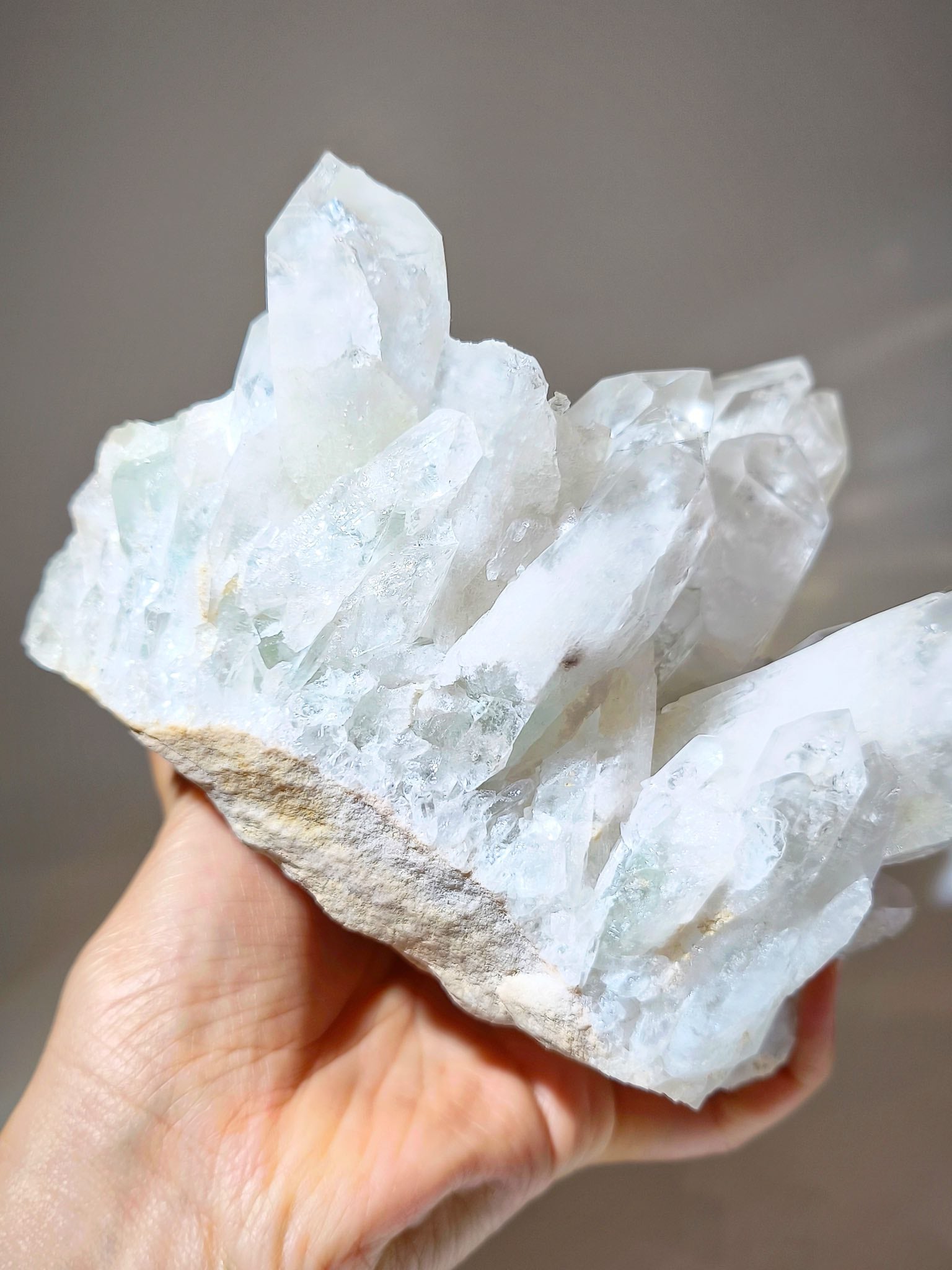 晶簇 白晶簇 翠幽靈 翠幽靈水晶 晶簇功效 淨化晶簇 cluster quartz 白晶 水晶簇 香港水晶 淨化水晶 淨化消磁 香港水晶 心輪 能量水晶