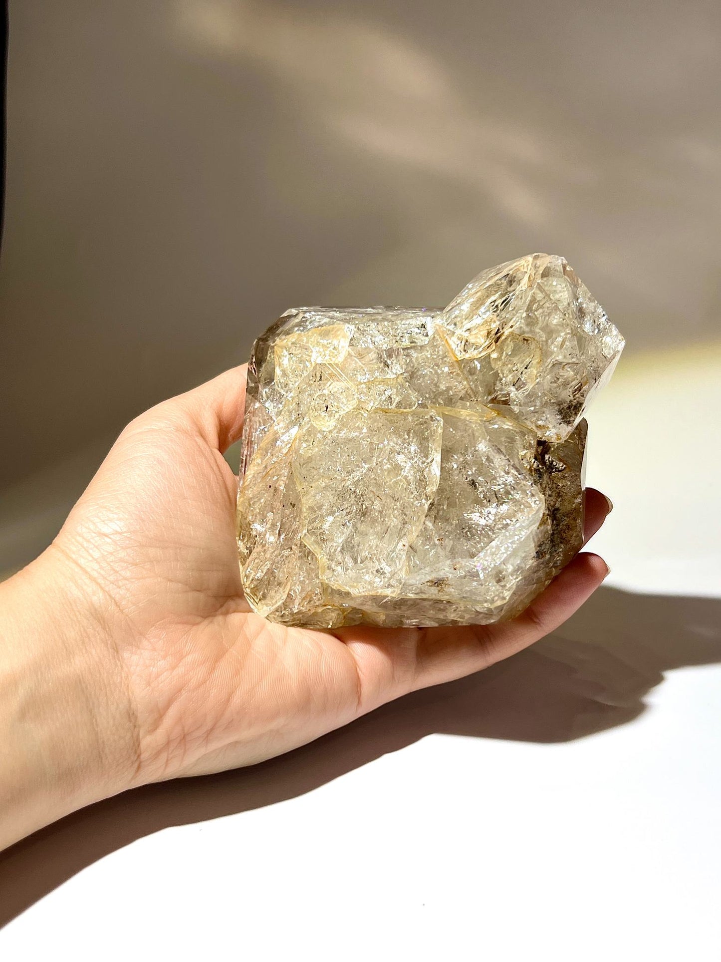 紐約州 Herkimer 閃靈鑽原石特寫，晶面閃耀並帶天然冰裂與礦物內含物