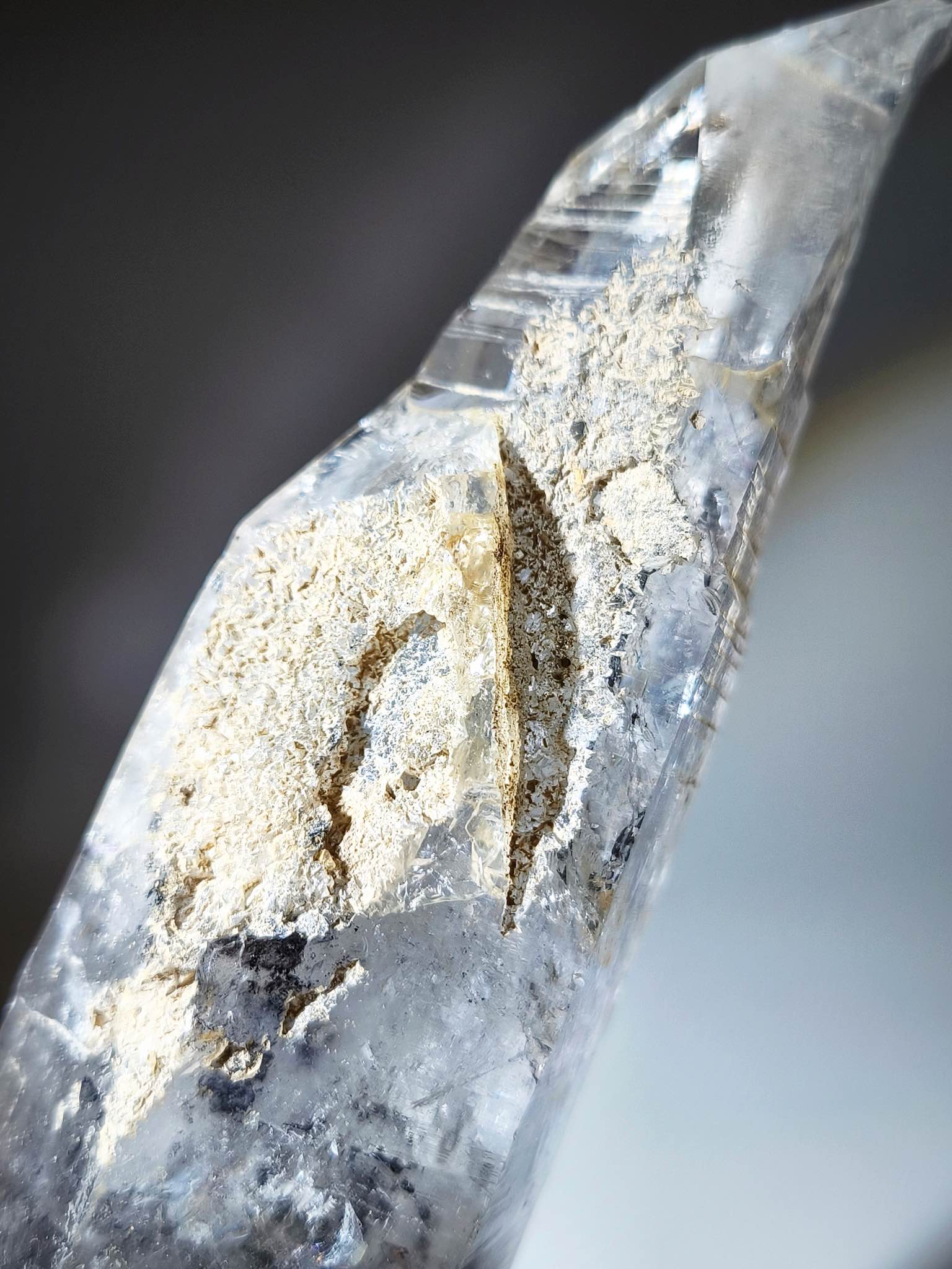 溶蝕水晶是什麼 高能量水晶功效 水膽閃靈鑽 高能量白水晶 淨化脈輪 淨化七輪