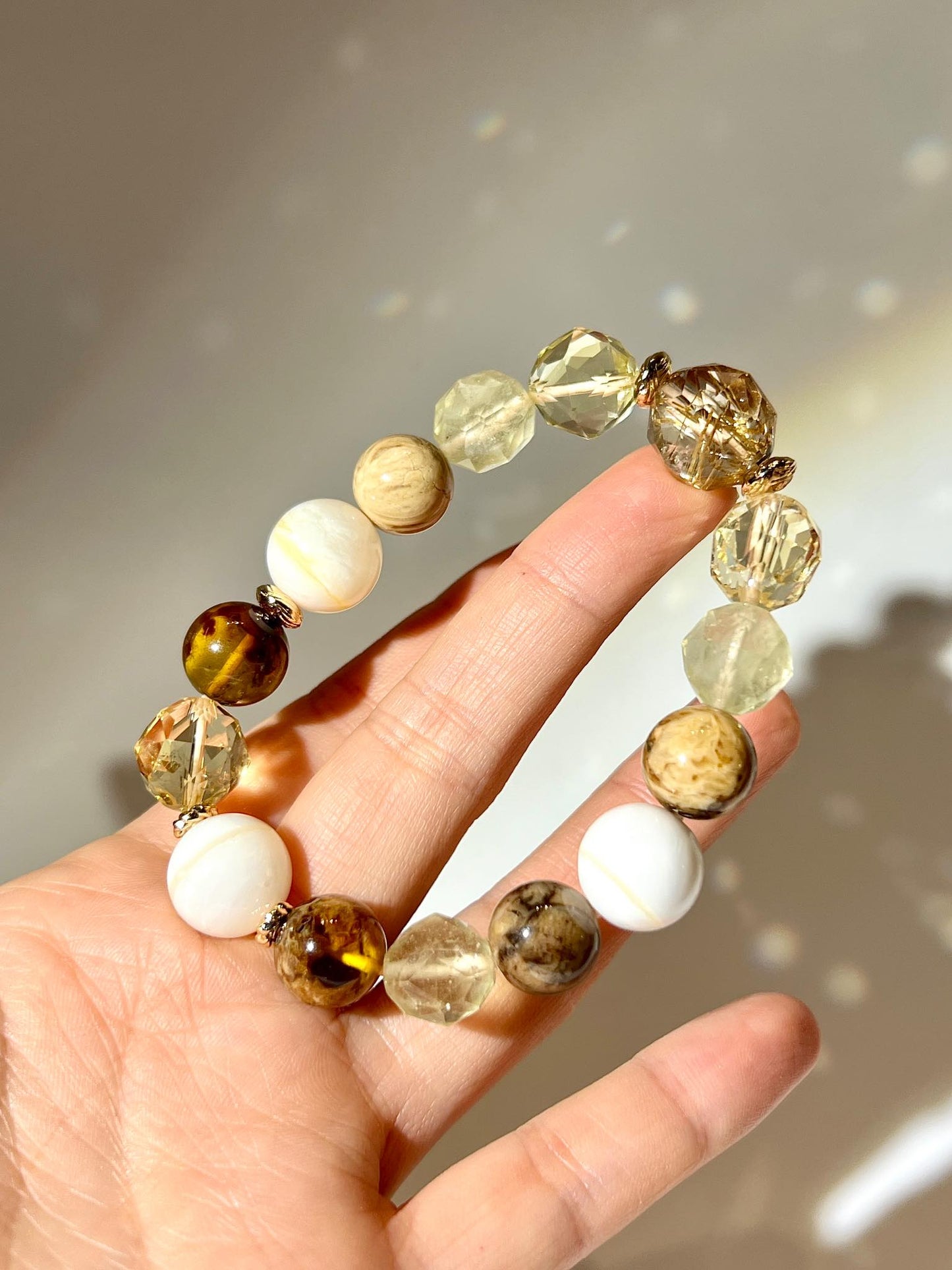 蜜蠟有多少種 如何分辨蜜蠟真假 黃隕石有什麼產地 南無水晶 