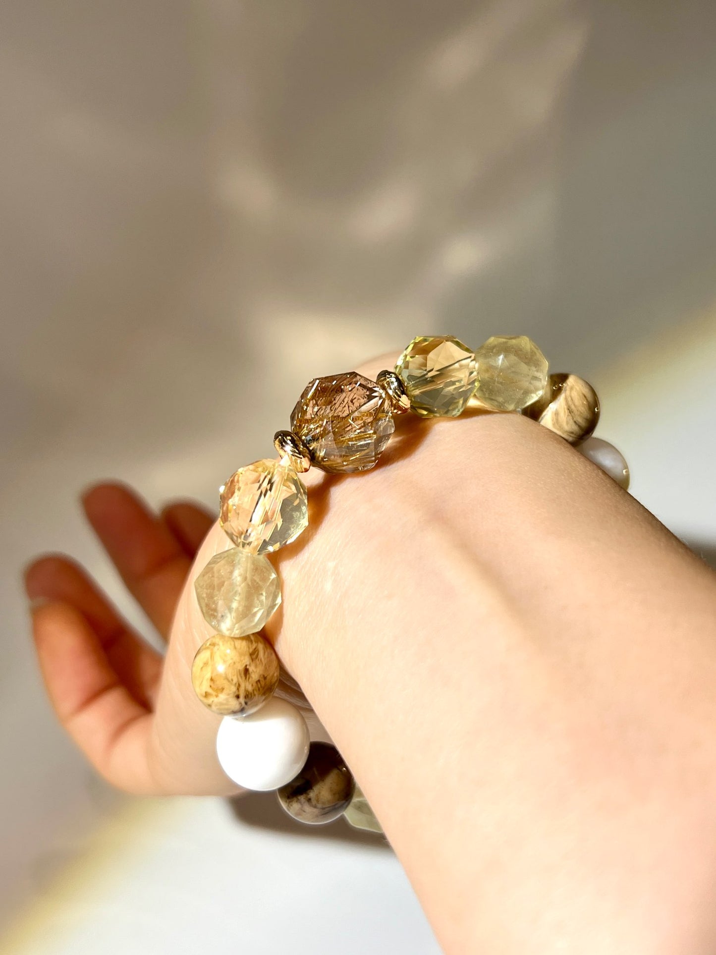 鈦晶是什麼 鈦晶有什麼功效 鈦晶和金髮晶有什麼分別 招財水晶有什麼選擇 南無水晶 