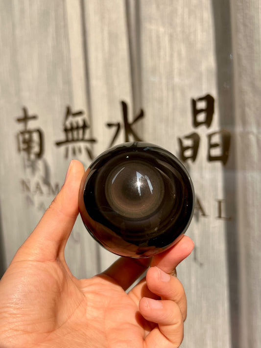 黑曜石球體特寫，光圈從中心向外擴散