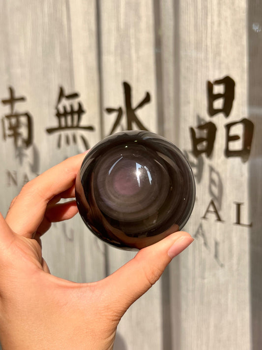 黑曜石水晶球特寫，展示光暈與細緻光澤