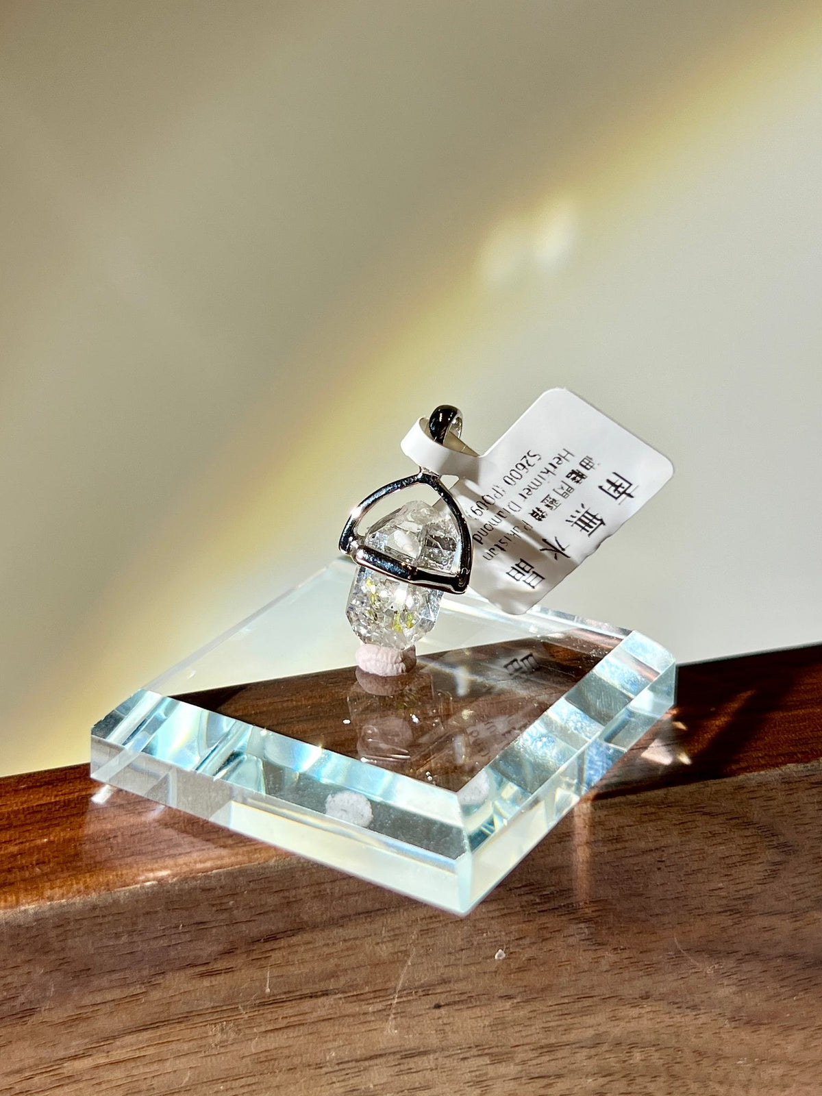 巴基斯坦油膽閃靈鑽吊墜 PH09｜Pakimer Diamond｜展示金黃油點與雙尖輪廓
