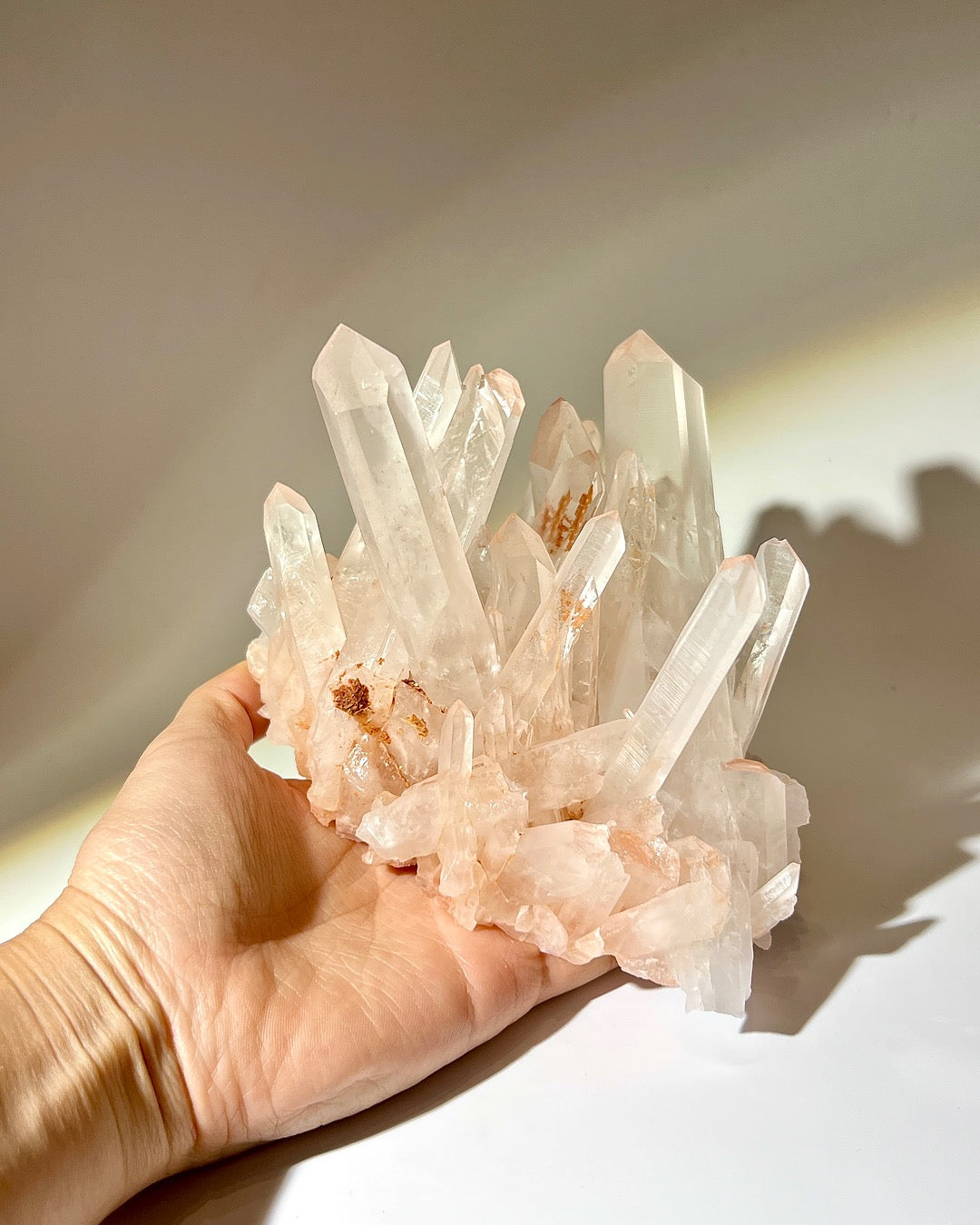 天然粉紅晶簇 多條水晶手串消磁充電底座實用展示