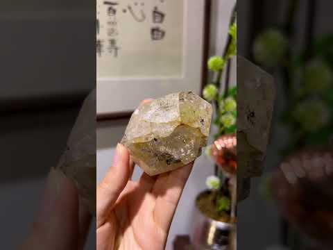 Golden Healer 鐵氧化物包裹體在光線下的金色流動