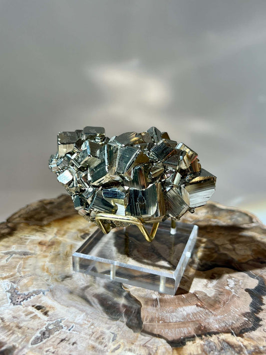 秘魯黃鐵礦 黃鐵礦 pyrite 黃鐵礦功效 黃鐵礦水晶 金色水晶 黃鐵礦能量 太陽輪 金色 南無水晶 namucrystal 脈輪 黃色水晶