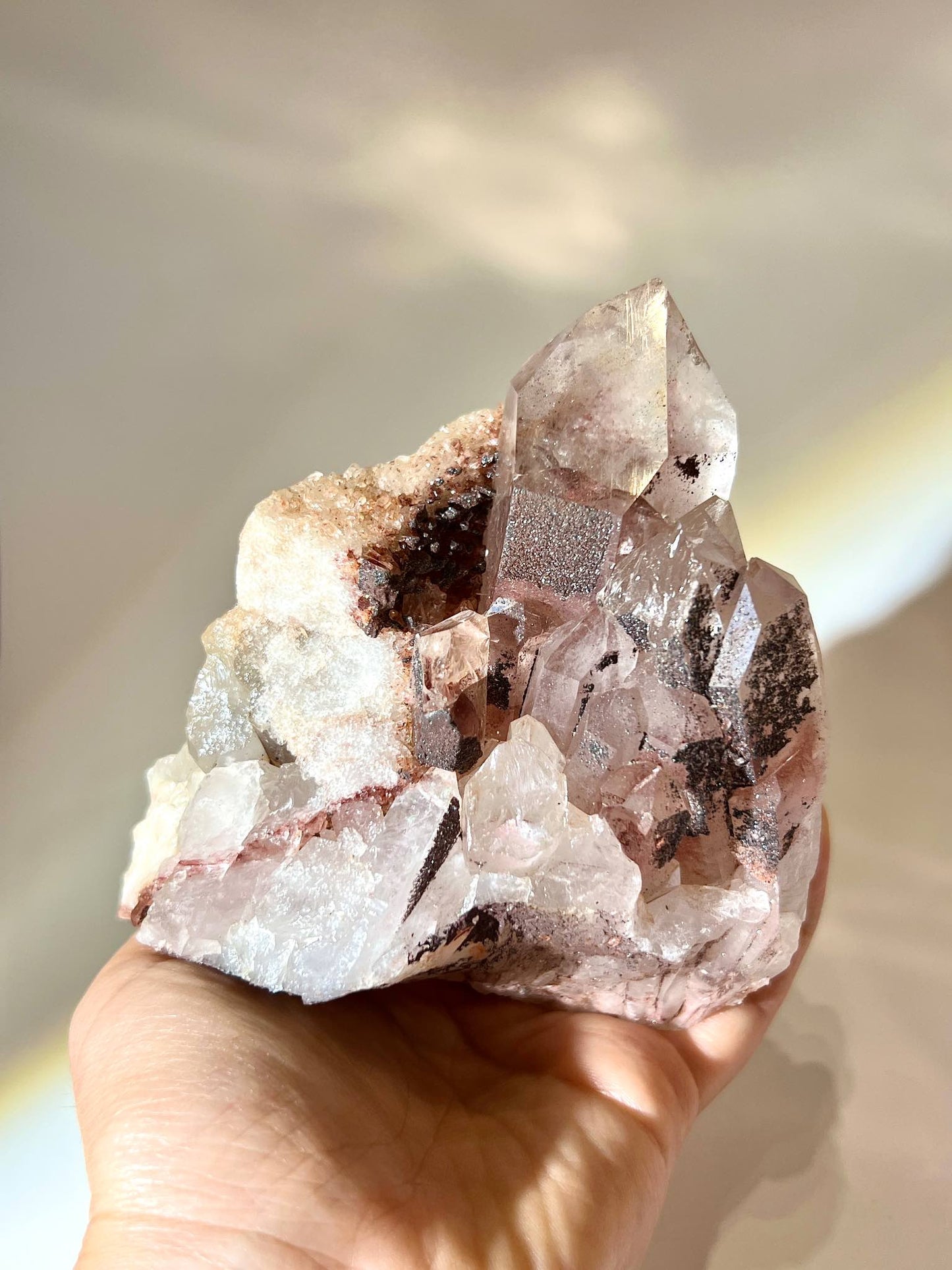 坦桑尼亞紅幽靈白晶簇 Red Phantom Quartz，含赤鐵礦 Hematite 內含物的天然水晶原石。