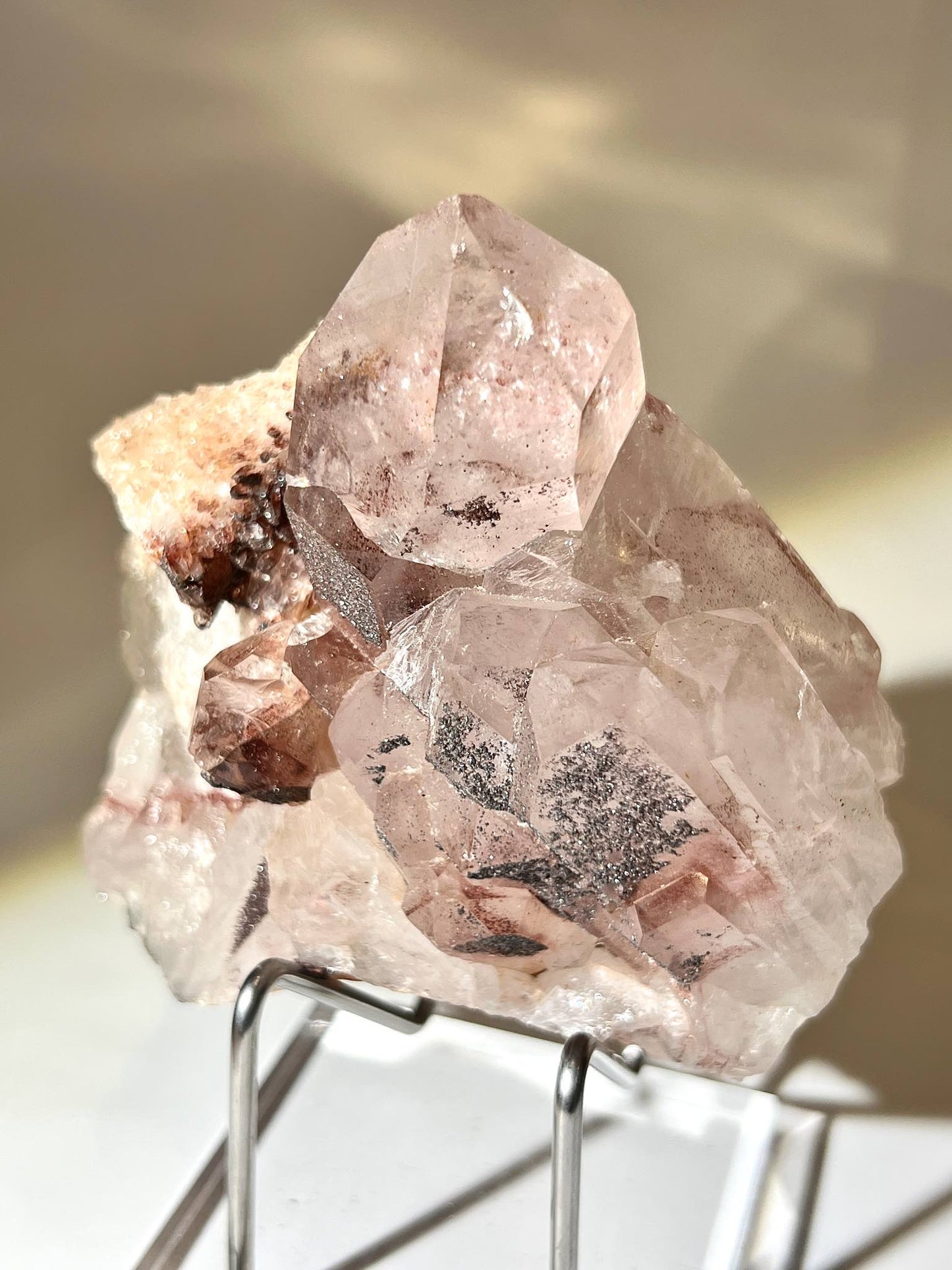 天然 Red Phantom Quartz 水晶尖端，含細緻赤鐵礦 Hematite 微晶覆層。
