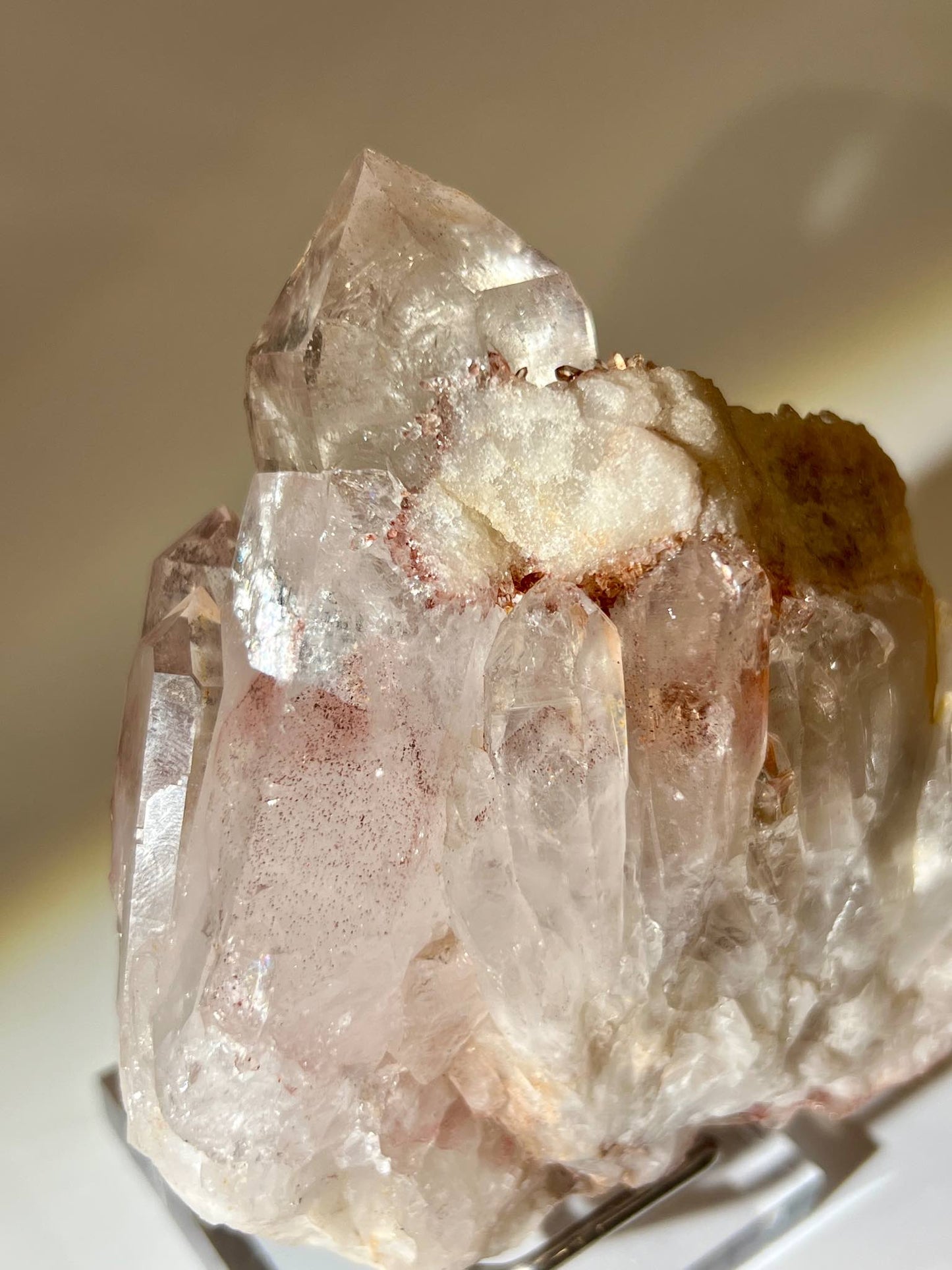 赤鐵礦水晶 Hematite Crystal，帶紅幽靈 Phantom 結構與自然晶簇紋理。