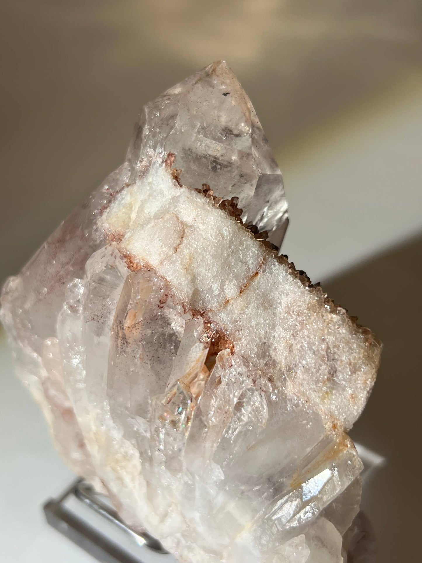 紅幽靈水晶特寫，展示清晰 Phantom 層次與 Hematite 赤鐵礦內含物。