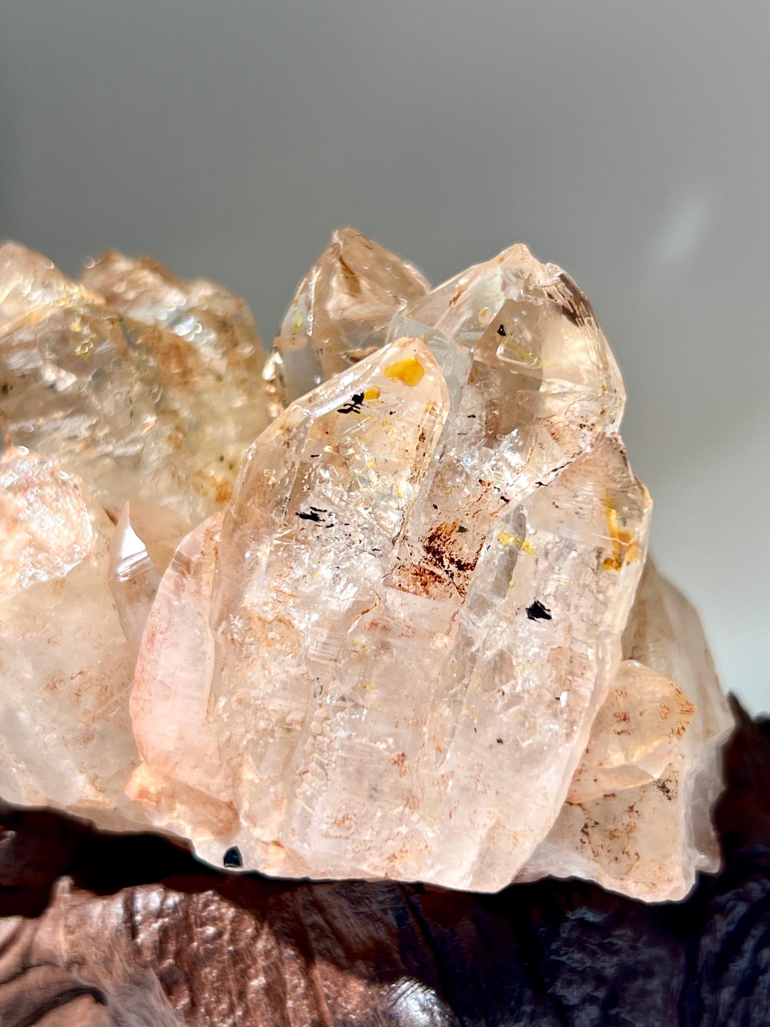 紅泥骸骨 泥骸骨水晶 骸骨水晶 骸骨閃靈鑽 膠花水晶 skeletal quartz Fenster quartz elestial quartz namucrystal 油膽水晶 鱷魚水晶 水晶原石 晶簇 水晶簇