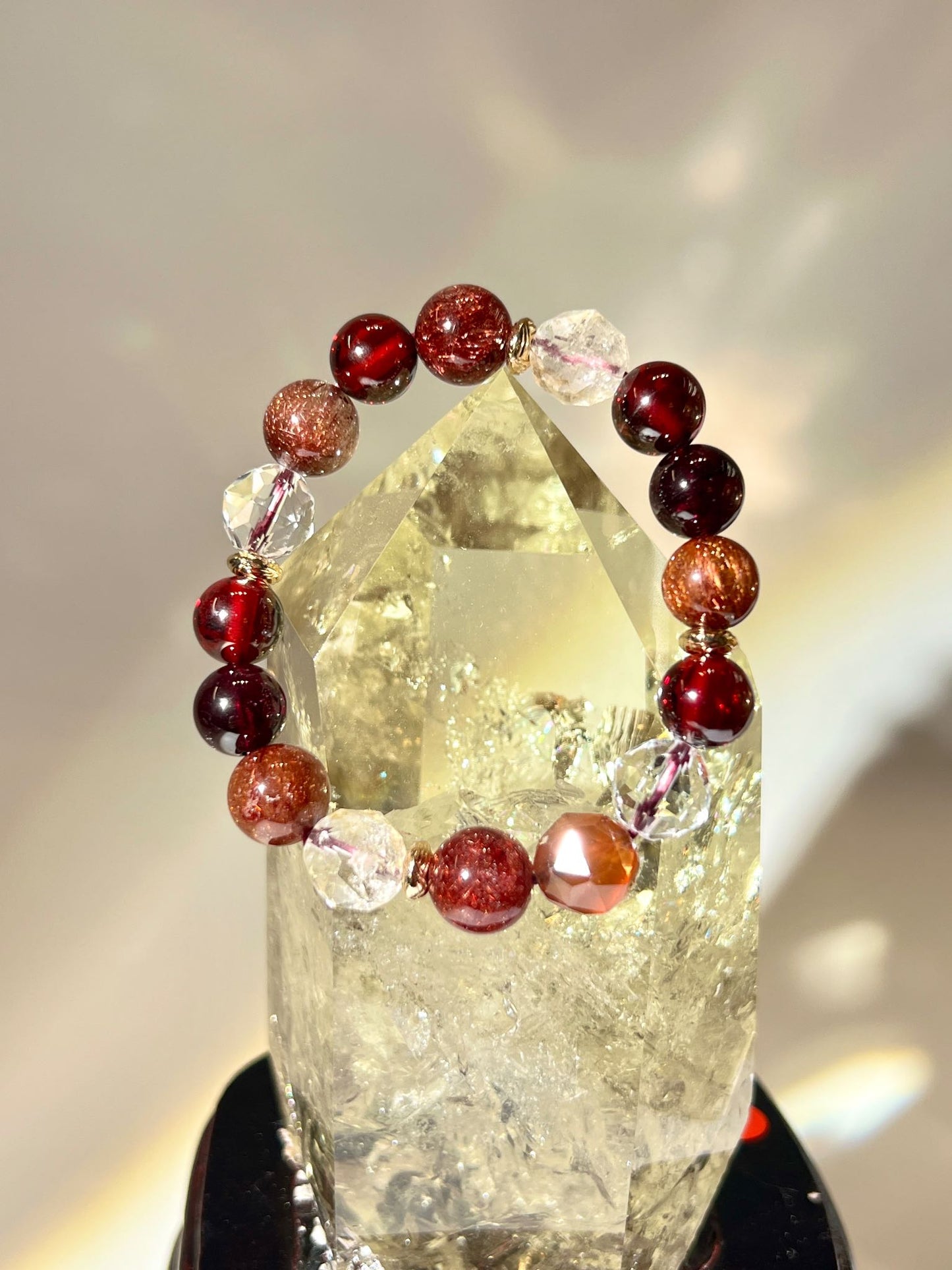 石榴石有什麼功效 紅色水晶有什麼功效 紅髮晶適合我嗎 南無水晶