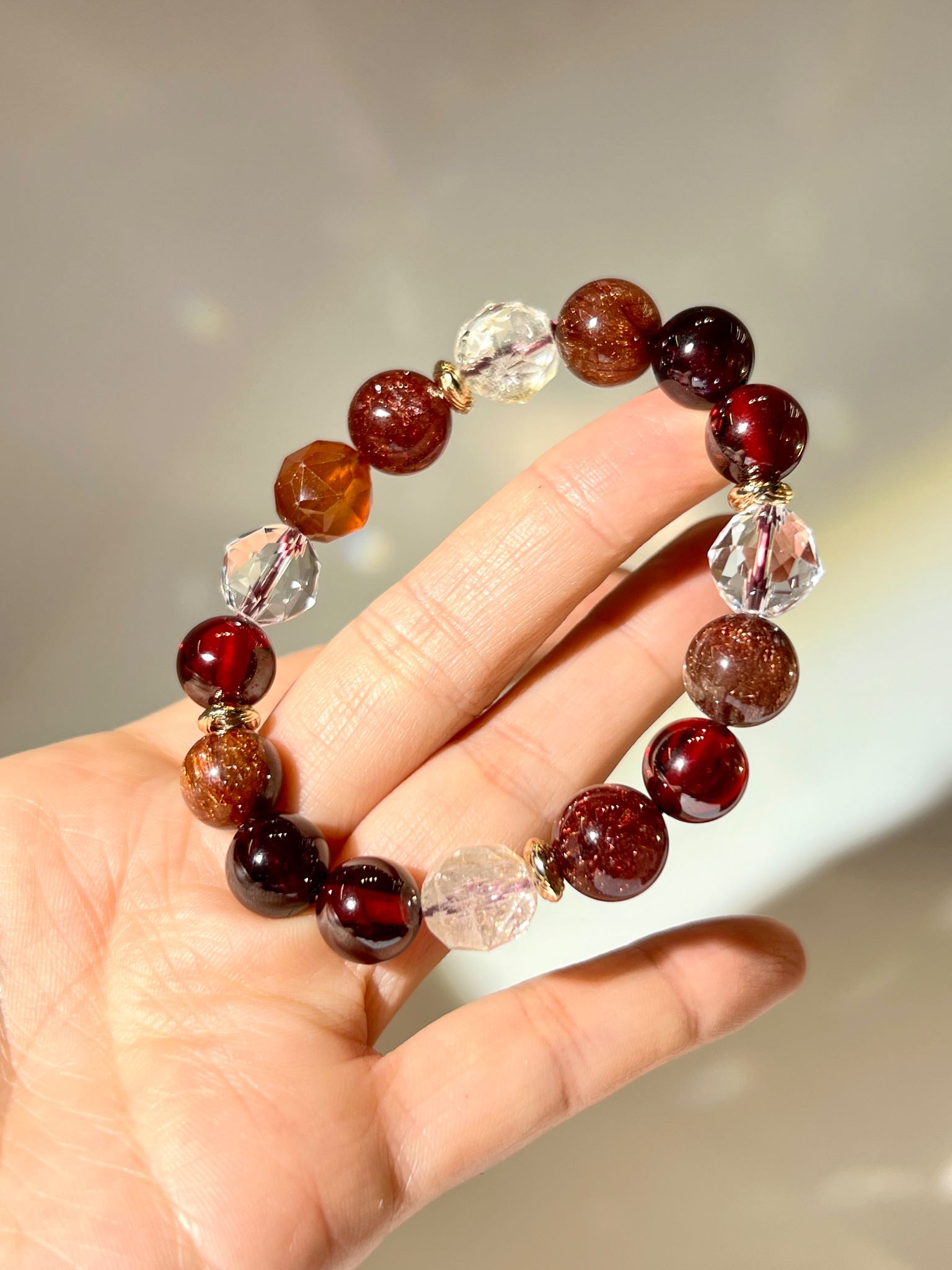 紅髮晶、石榴石、白水晶等組成的紅色海底輪水晶手鏈，適合尋找紅色水晶手串或海底輪晶石的人