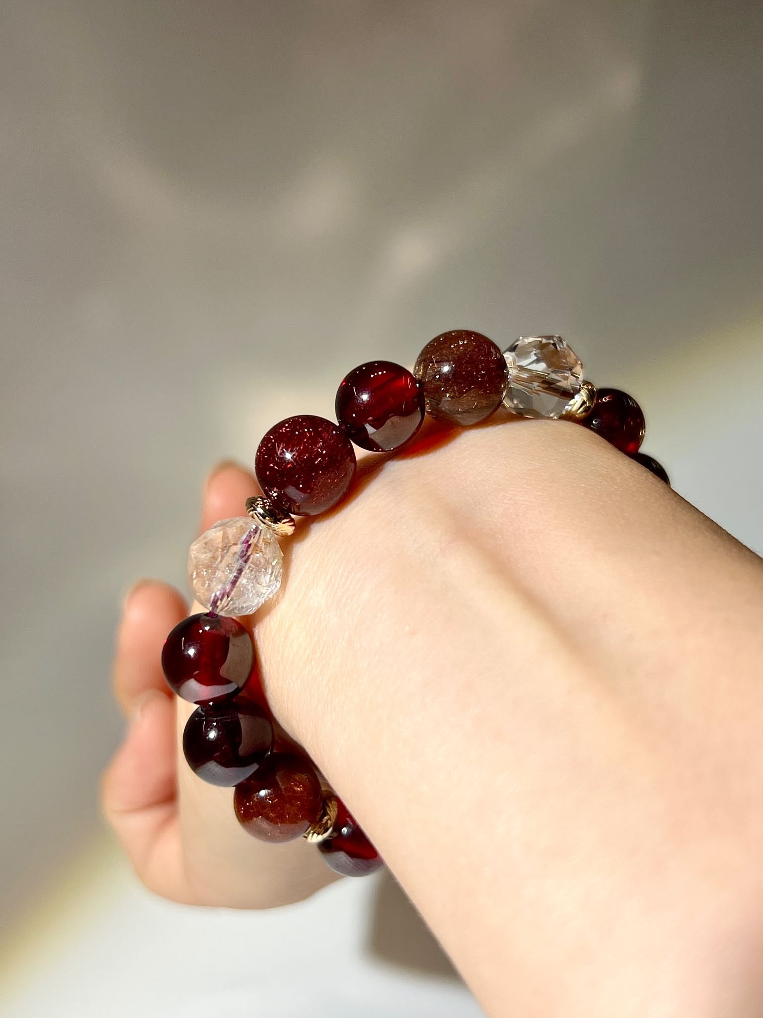 紅色海底輪手串，包含白水晶、石榴石、紅髮晶、阿賽黃晶與紅水龍珠的高質感天然水晶配搭。