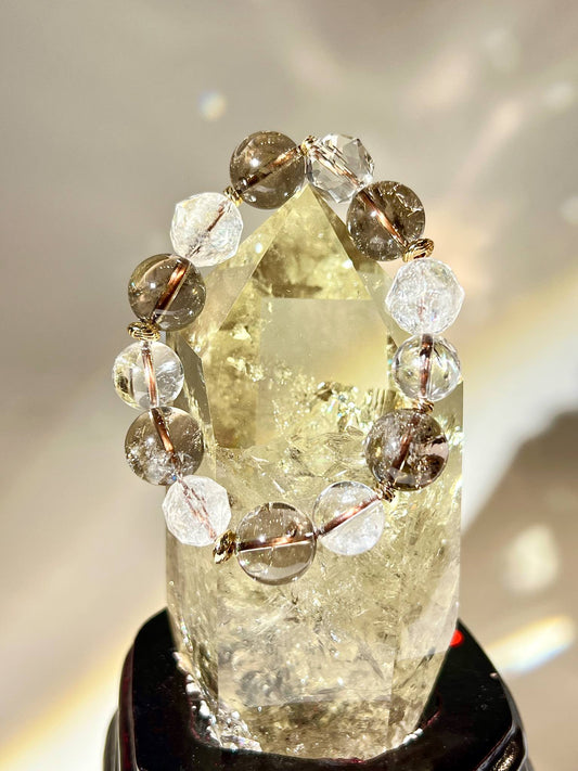 阿賽彩虹白水晶與阿賽彩虹茶晶組成的高透光天然手串，具彩虹折射與冰裂光。