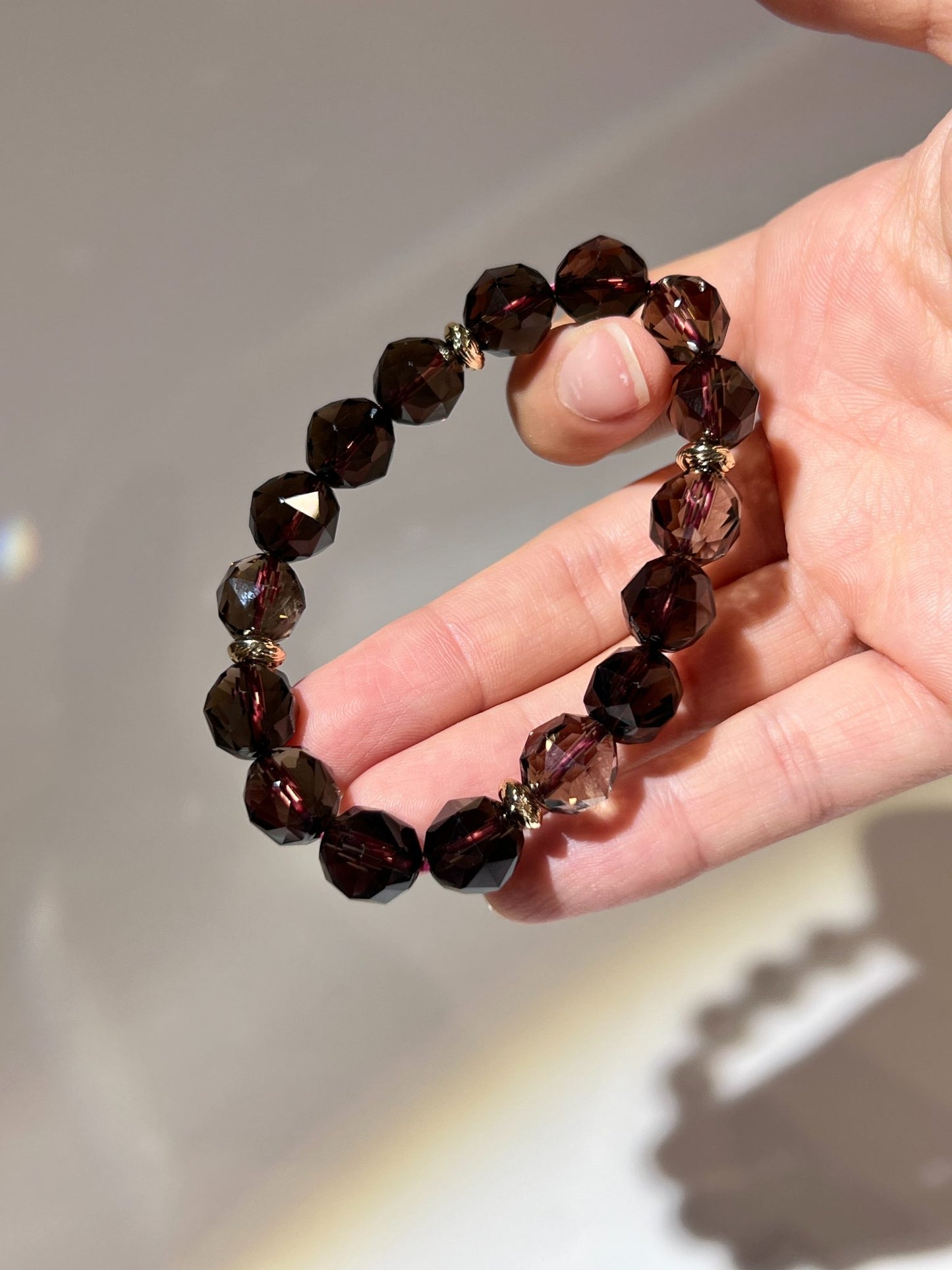 NAMU 水晶天然茶水晶（Smoky Quartz）手串 Starcut 款式的近距離特寫。