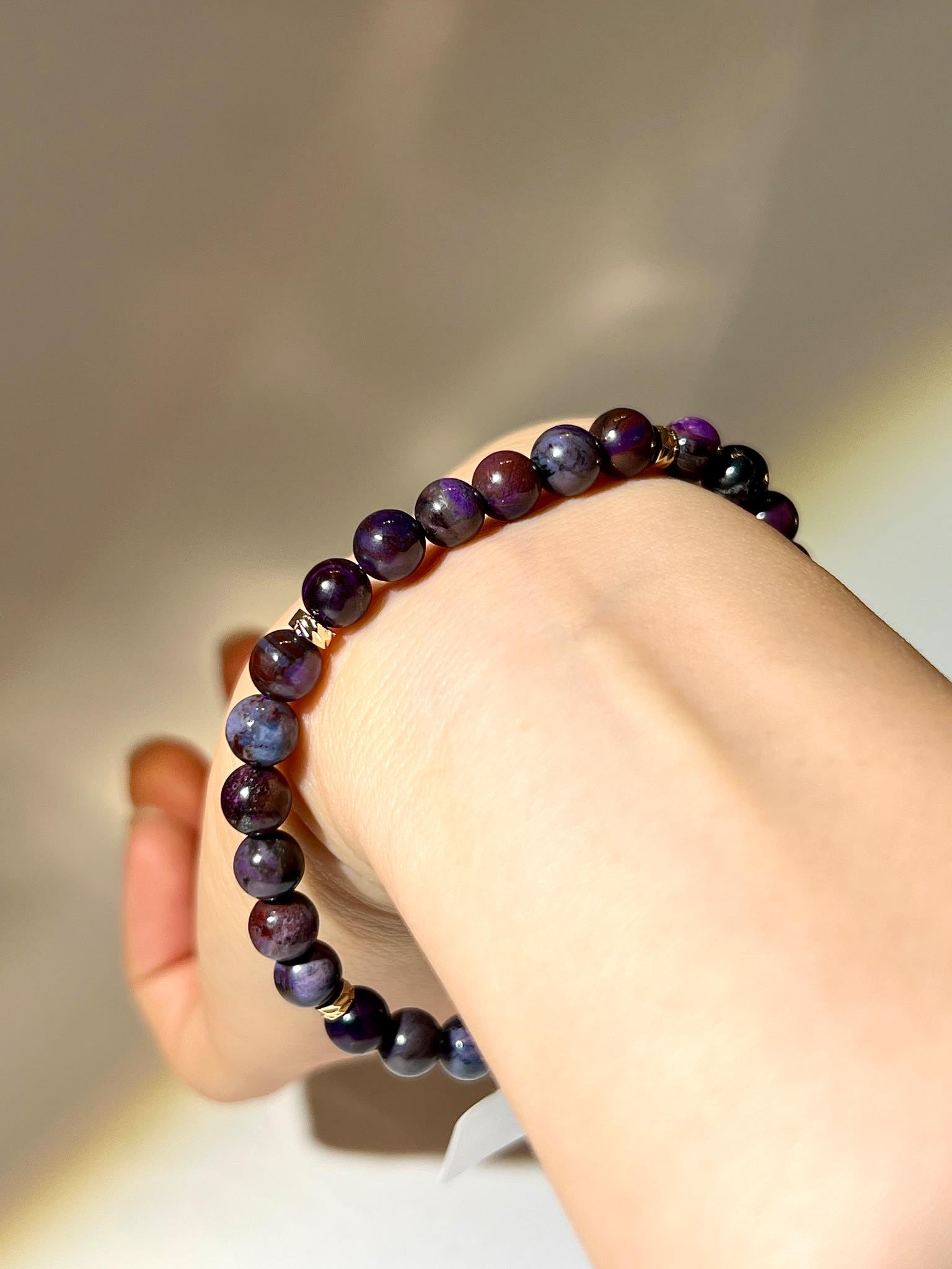 深紫舒俱徠天然水晶手串，呈現多色紫礦紋與光影層次。