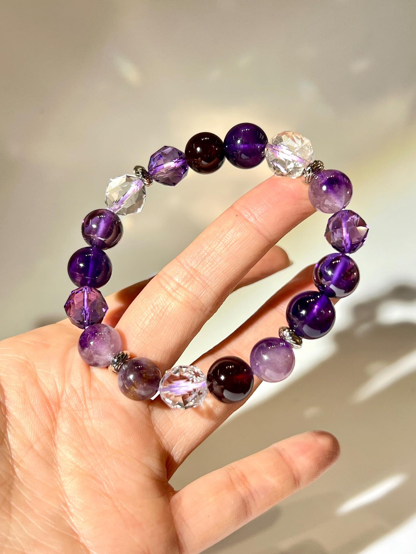 深紫與淺紫水晶搭配粉超七、石榴石與白水晶的手鏈細節近拍。