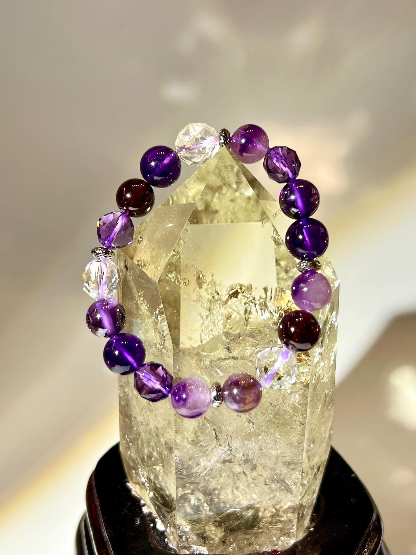 紫鈦晶、石榴石、粉超七、白水晶、烏拉圭紫晶與巴西紫晶組成的紫系天然手串。