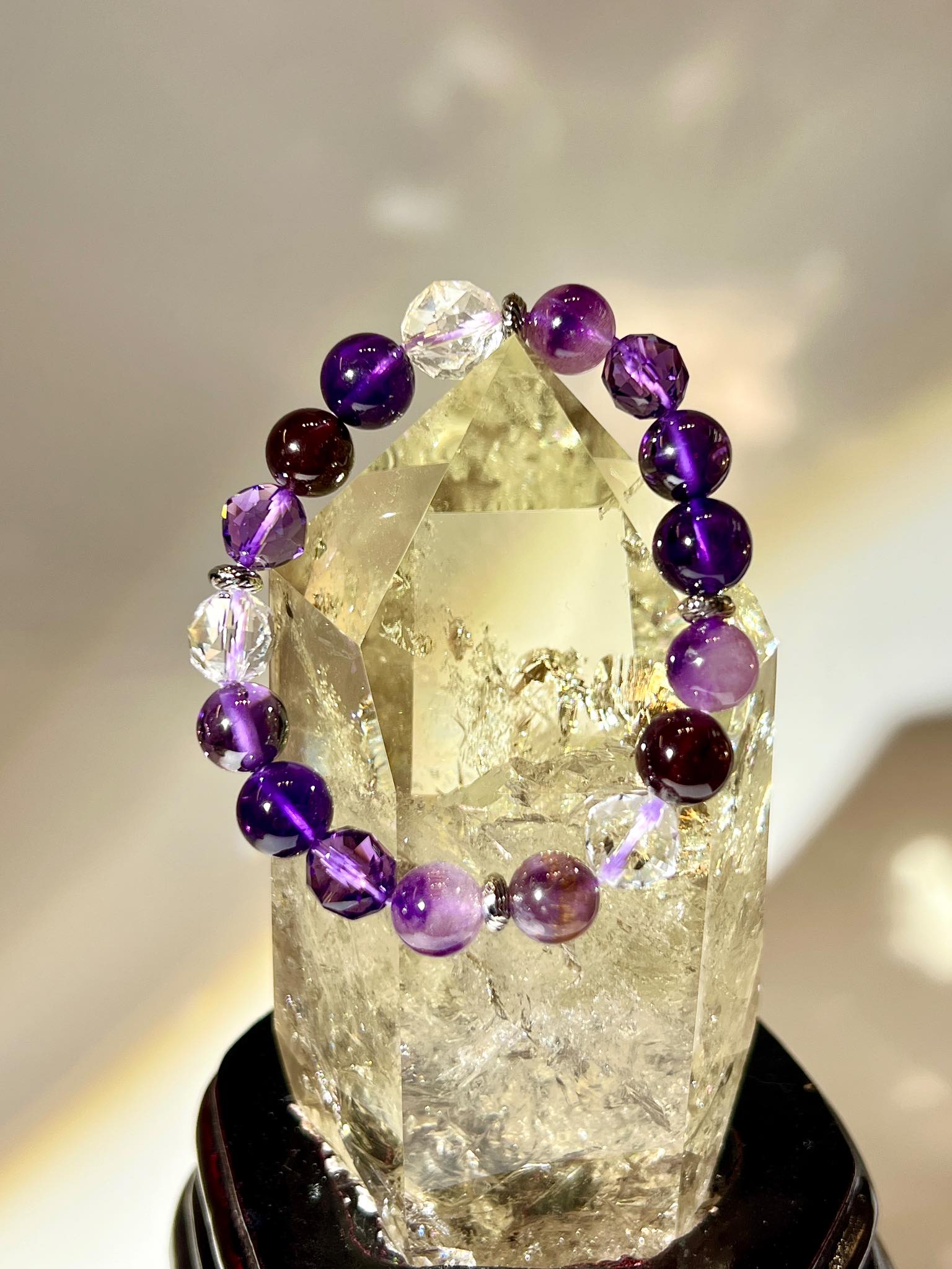 紫鈦晶、石榴石、粉超七、白水晶、烏拉圭紫晶與巴西紫晶組成的紫系天然手串。