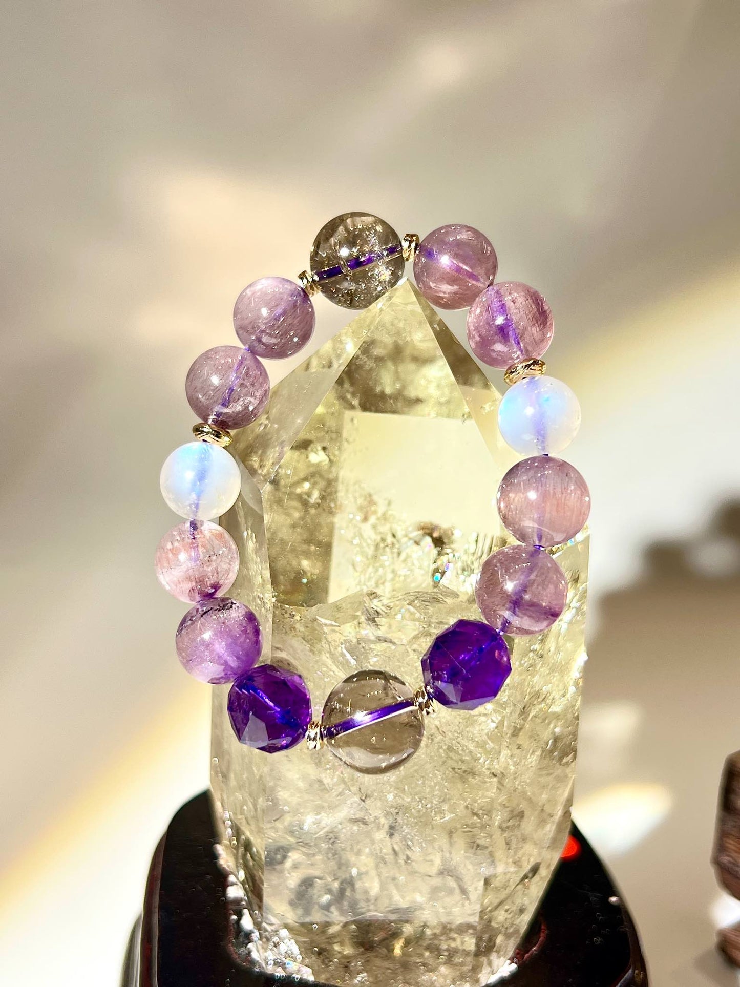阿賽茶晶、烏拉圭紫水晶、粉紅超七、紫超七與月亮石組成的紫系天然水晶手串。