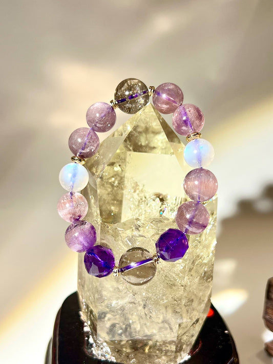 阿賽茶晶、烏拉圭紫水晶、粉紅超七、紫超七與月亮石組成的紫系天然水晶手串。