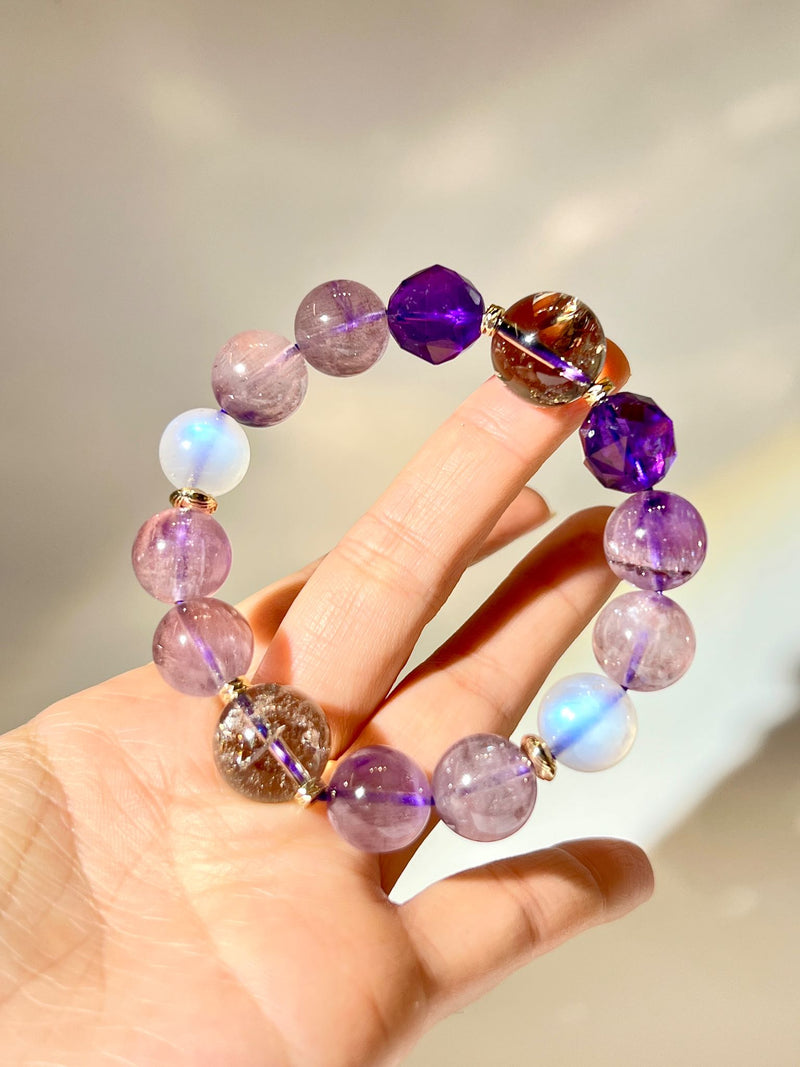 紫晶、粉紫超七與藍光月亮石手鏈細節，展示絲絮光線與天然折射。