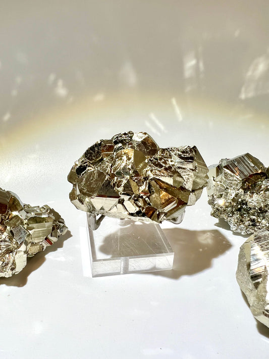 秘魯黃鐵礦原石 (堡壘三角 - 白晶體背面)